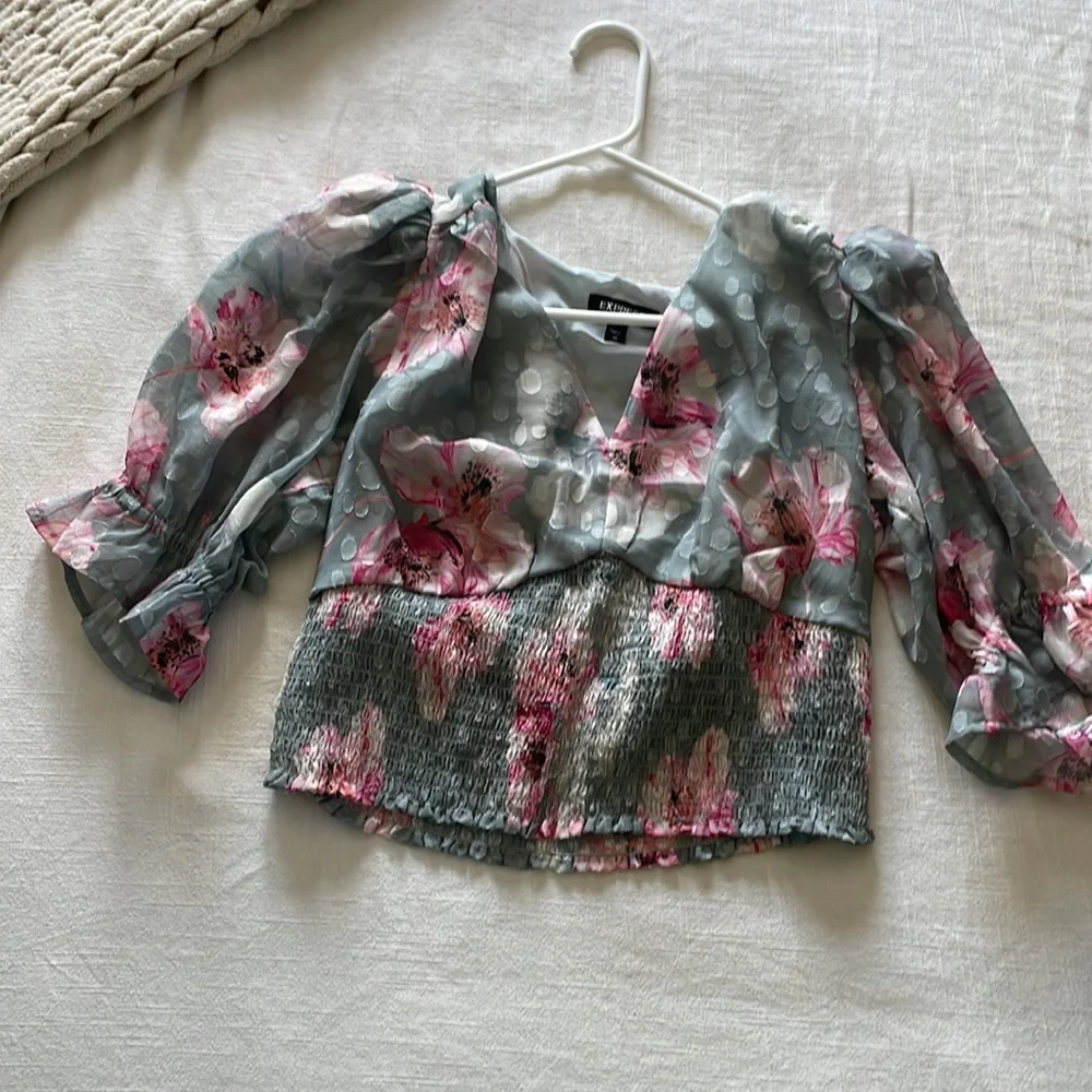 Express Floral Clip Dot Print V-Neck Smocked Cropped Top - Picture 3 of 9